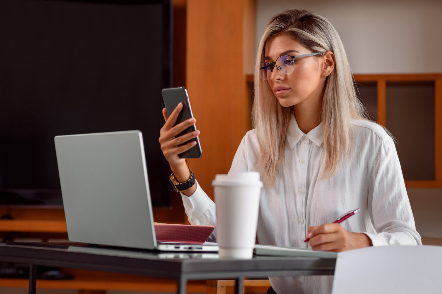 Der Schrank räumt sich selbst: automatische Ordnung und saubere Namen ohne manuelles Klicken